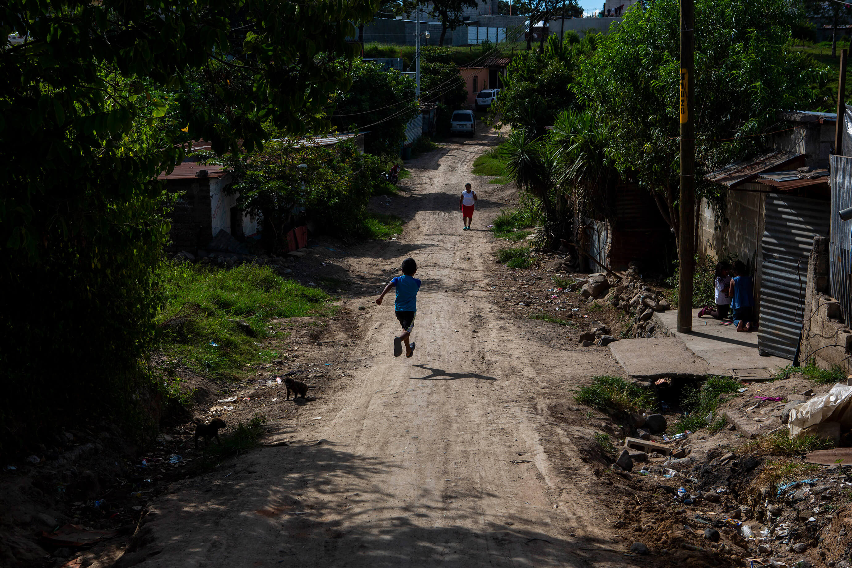 foto niño en camino rural