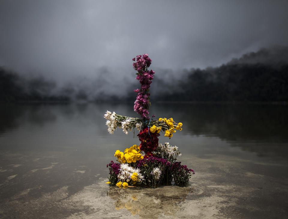 foto de laguna con cruz por semana santa