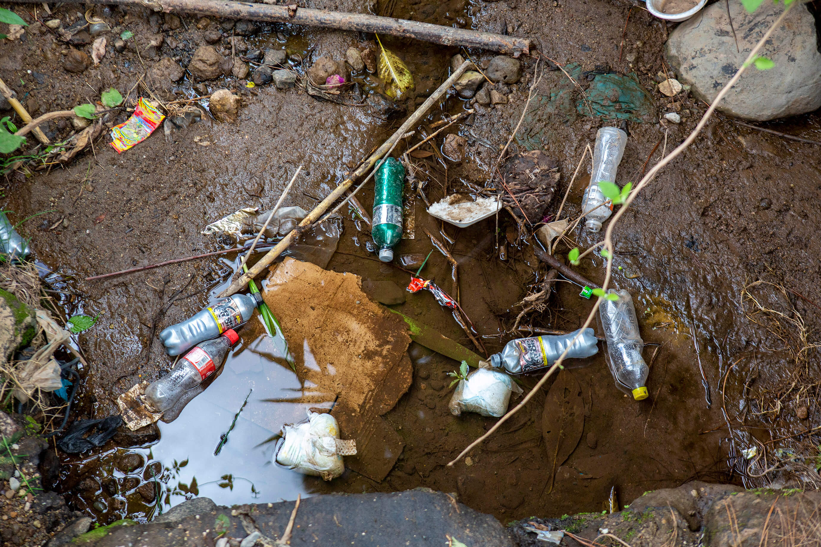 foto agua con basura