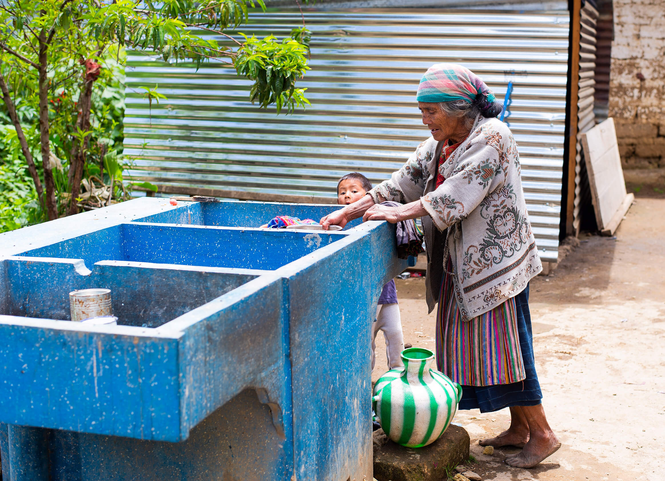 foto de mujer en lavadero