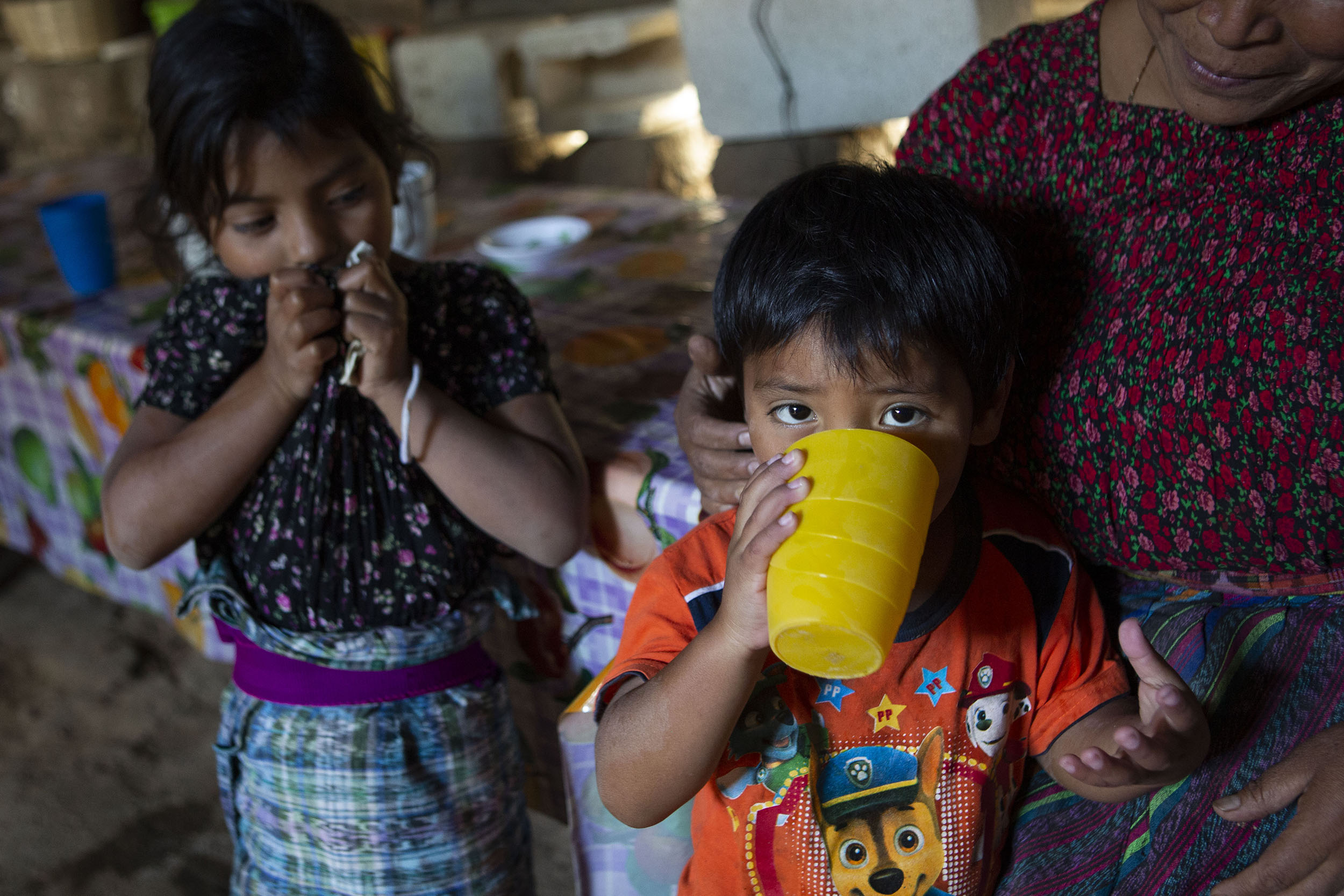 foto de niño tomando agua