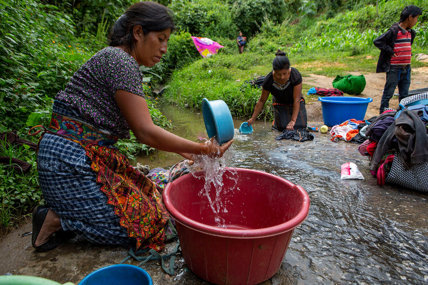 Mujeres lava ropa a la orilla de la carretera