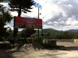 El hotel-restaurante El Puente se encuentra en el kilómetro 67 por el río Los Esclavos, entre Barberena y Jutiapa.