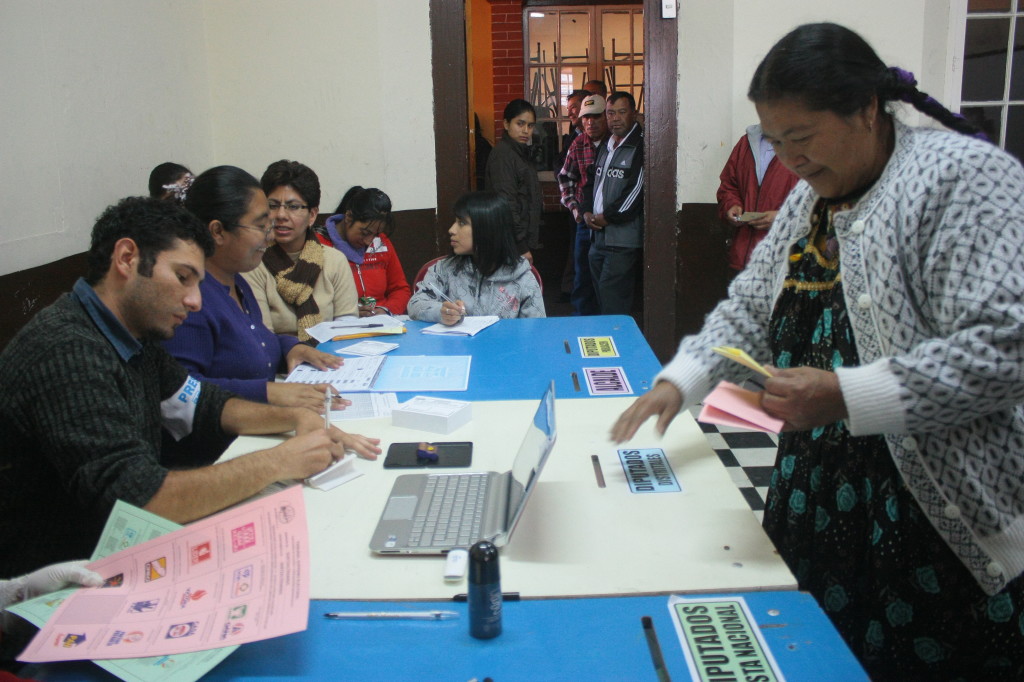 Mujeres asisten a las urnas, sin embargo, los espacios en cargos públicos aún son escasos.