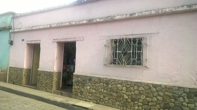 Divas Salón es otro de los negocios en Santa Cruz del Quiché donde laboran varios miembros de la comunidad LGTB.