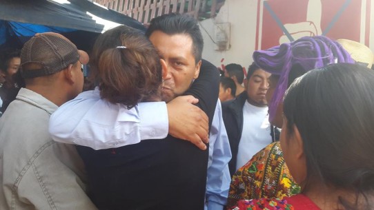 Pedro Rolando Us es felicitado por sus seguidores tras ganar la alcaldia de Uspantán.