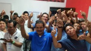 Alfredo Oliva [ playera azul] gana reelección con líder. san jose el idolo