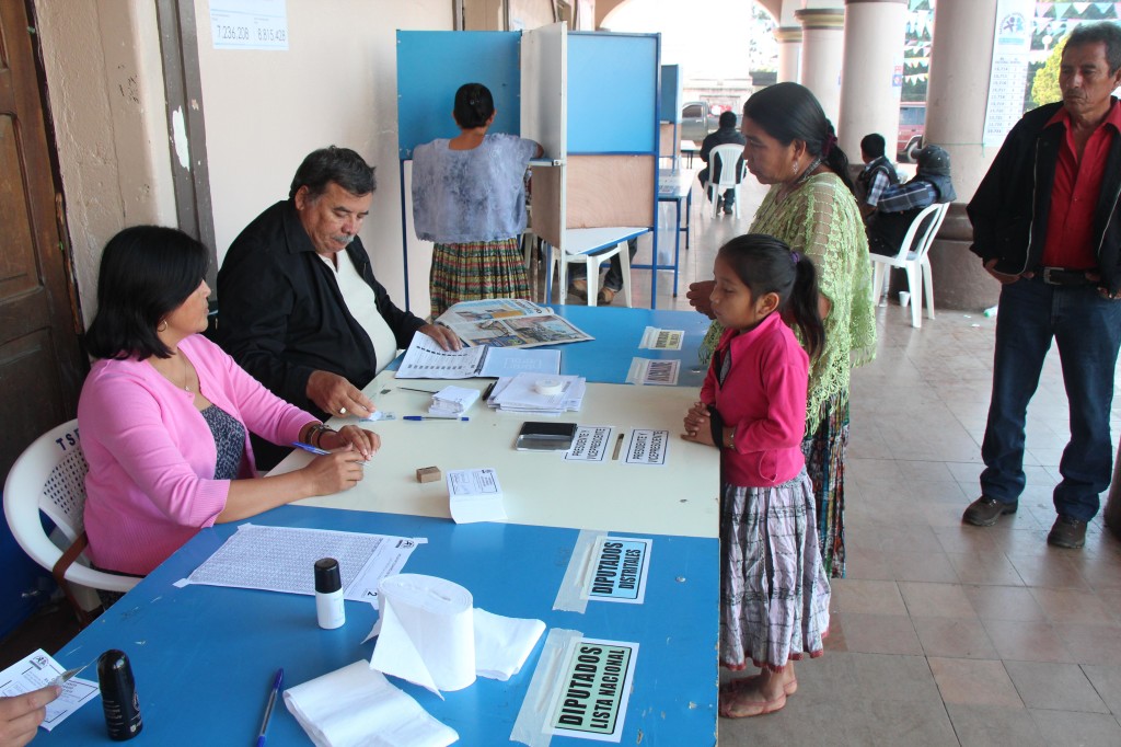 SAN PEDRO CARCHÁ, ALTA VERAPAZ - La señora Adela Choc emitió su voto en el pasillo del Palacio Municipal. Foto Prensa Libre: Eduardo Sam Chun