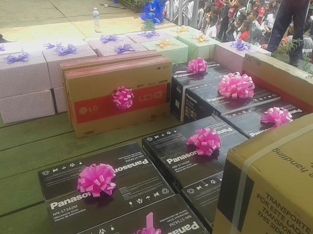 Celebración del Día de la Madre en Fraijanes. Los regalos para la rifa fueron adquiridos en Cemaco y Distelsa.