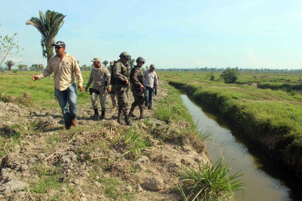 Autoridades descubren nueva cuneta de desfogue de agua del humedal de Punta de Manabique. Foto: Edwin Perdomo.