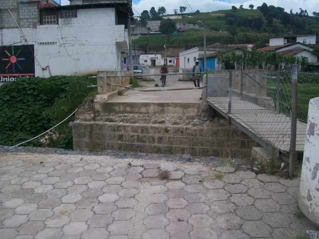 Los vecinos de San Cristóbal piden que se agilice la construcción de un puente que reclaman desde hace dos años. Foto: Amílcar Hernández