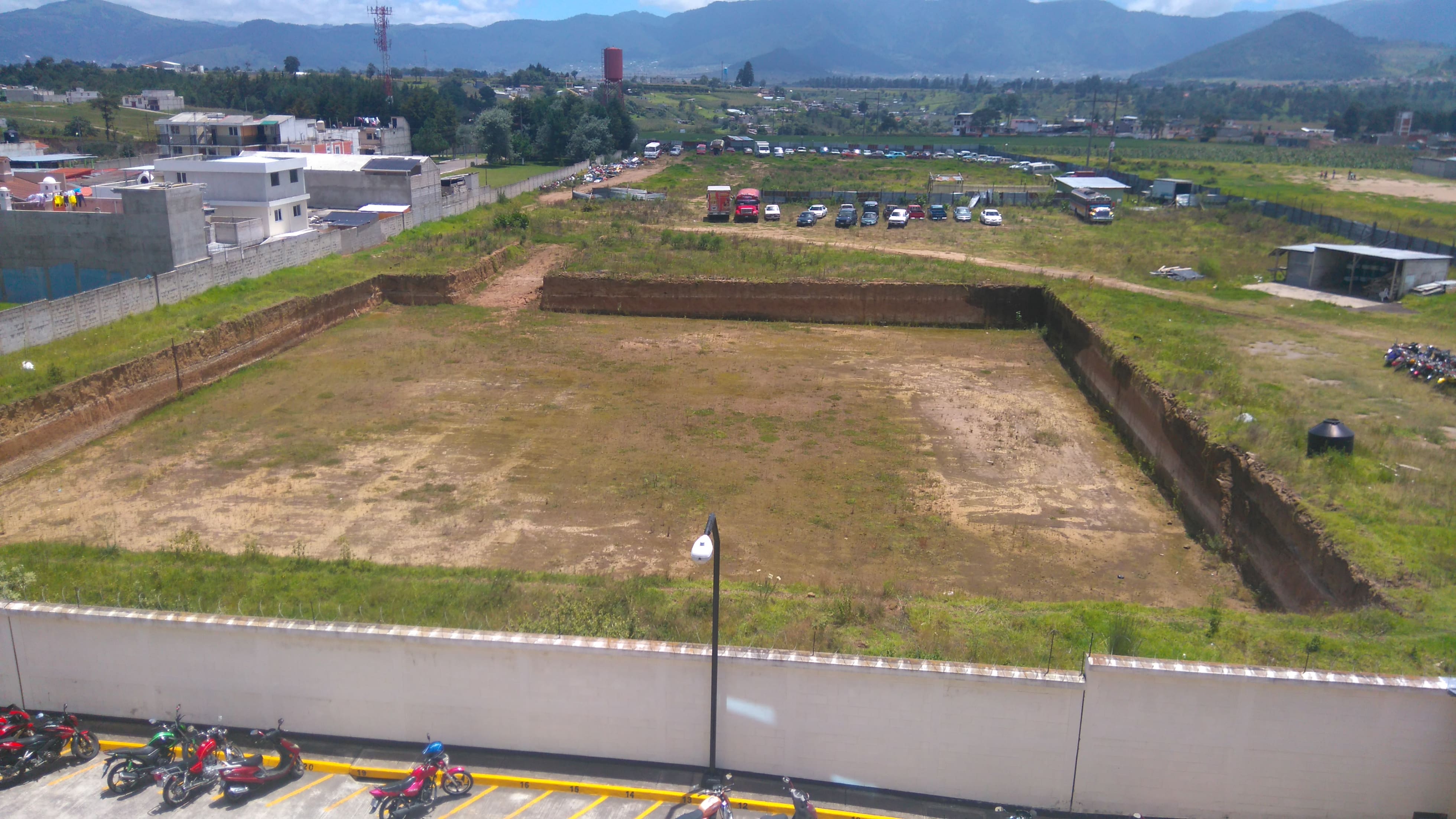 En el terreno únicamente se removió tierra antes de suspender el proyecto. Foto: Redacción