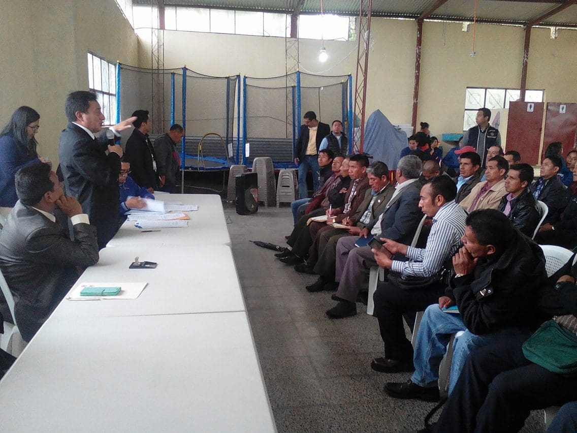 El gobernador de Totonicapán, Juan Iginio Yax, se dirige a los integrantes del Cocode del departamento. Foto: Isaías Herrera