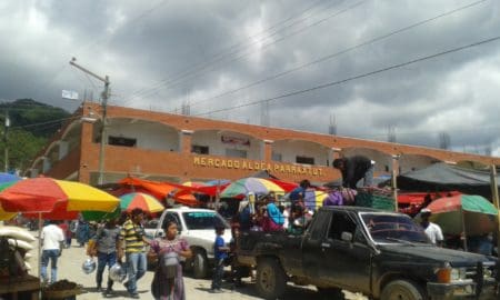 Un día de mercado en la aldea Parraxtut, Sacapulas. Al fondo el mercado de dos niveles. Foto: Petronila Morales Calgua.