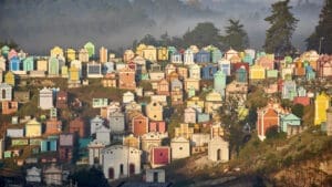 Vista del cementerio de Chichicastenango. Decenas de corporaciones municipales apuraron concursos para arreglar los cementerios previo al 1 de noviembre. (Foto: Viaje.jet)