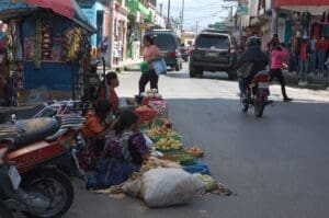 Las ventas se ubican en medio de las vías de tránsito en la ciudad de Quetzaltenango. (Foto: ojoconmipisto)
