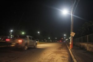En Morales, Izabal, se instalaron cinco mil bombillas en el alumbrado público. Foto: Edwin Perdomo