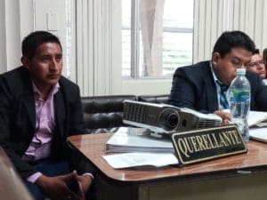 Oswaldo Ical lleva a cabo su labor periodística en Quiché. (Foto: Nómada)