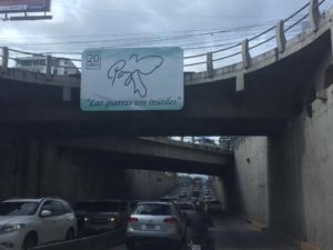 Cada letrero con los que la municipalidad conmemora el 20 aniversario de la firma de la Paz costó Q21,800. (Foto: Ojoconmipisto)