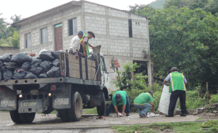 Los camiones recolectores pasan una vez a la semana por la basura domiciliar. Foto: Elisa Sasvín.