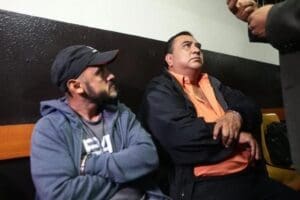 Dos exfuncionarios de la municipalidad de San Pedro Ayampuc fueron detenidos esta mañana, señalados de corrupción. (Foto: Prensa Libre)