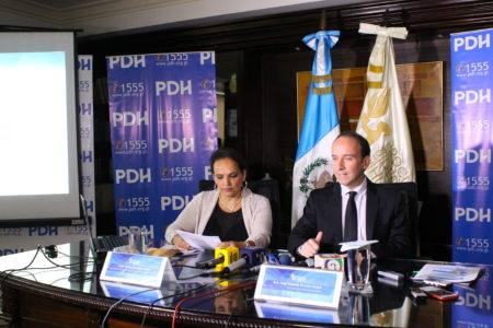 Jorge de León Duque, procurador de los Derechos Humanos y Violeta Mazariegos, a cargo de la Secai, durante la conferencia de prensa ofrecida el 10 de octubre. Foto: PDH