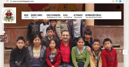 El portal tiene los nombres de las secciones en español y kaqchikel, pero el todo el contenido está en el primer idioma.