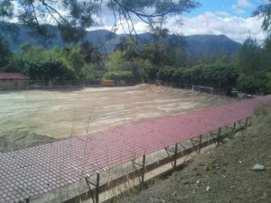 Vista de la cancha de tierra, que será transformada en gramilla sintética con recursos municipales. (Foto: Ojoconmipisto)
