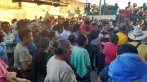Pobladores de Ixcán, Quiché, protestaron frente a la sede de la municipalidad y esperaron el desarrollo de la sesión de concejo. (Foto: Oswaldo Ical)