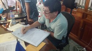 El alcalde Ixcán, Raúl Gutiérrez Ardón, firma el acta que deja sin efecto el incremento salarial que lo llevaba de Q18 mil a Q35 mil. (Foto: Oswaldo Ical)