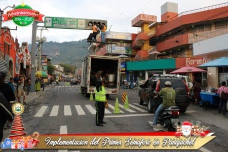 El primer semáforo lo donaron dos cooperativas. Foto: Facebook 15.12.2016.