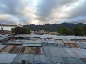 El mercado de Chichicastenango fue consumido por un incendio. La municipalidad no ha podido llevar a cabo un proyecto para mejorar la situación de los vendedores. (Foto: Héctor Tecum)