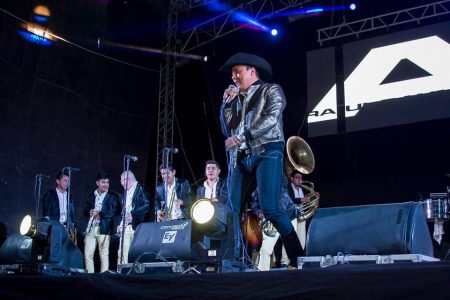 El artista guatemalteco y su banda de música regional mexicana cobrarán Q53,000 por amenizar cinco horas de un concierto en la feria. / Foto: Facebook de Raúl Raymundo