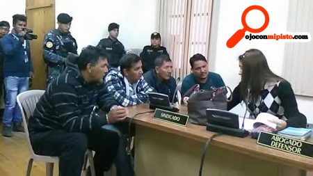 Los detenidos en el juzgado de Nebaj: El primero, de izquierda a derecha, con suéter negro, Osman Gamarro Alvarado; con una chaqueta rayada Roberto Candelario Gamarro Alvarado, exalcalde de Chicamán; Joaquín Gamarro Alvarado y el último a la par de la abogada defensora es Walter Aníbal Gamarro concejal V de la administración actual y sobrino del exalcalde.