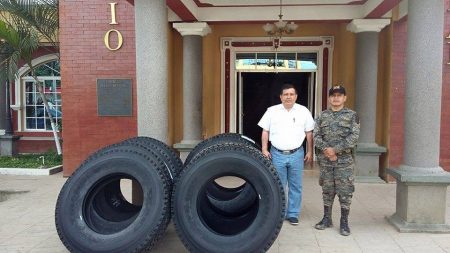 La municipalidad entrega las llantas de repuesto en cumplimiento del convenio adquirido con el cuerpo de Ingenieros de Ejército de Guatemala, para dar seguimiento con el proyecto de Reparación de las Carreteras. Foto: Facebook alcaldía