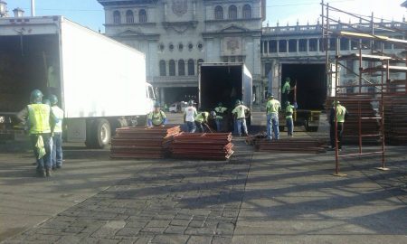 Trabajadores limpian la Plaza Central, donde ya se colocaron los andamios y graderíos. Foto: Facebook, 3 de abril.