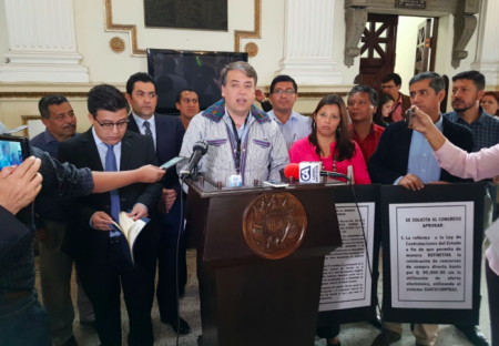 Edwin Escobar, presidente de la Anam y alcalde de Villa Nueva, durante conferencia de prensa ofrecida en el Congreso. Foto: Anam