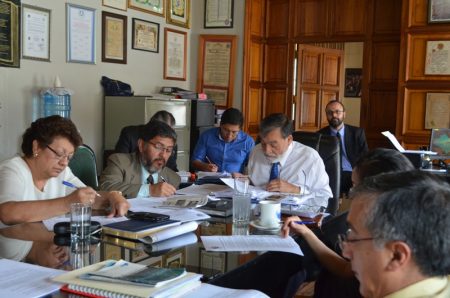 El alcalde Luis Girjalva reunido con el concejo municipal. Al fondo, Mario Solís, exasesor y actual jefe de Recursos Humanos. Foto: Mirna Alvarado.