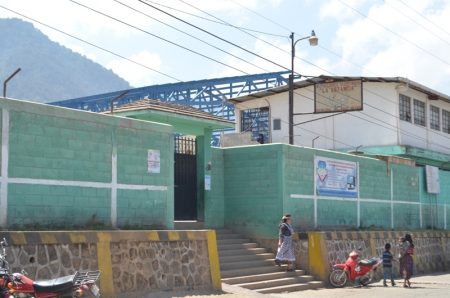 Fachada de la escuela La Estancia y vista de la estructura metálica que es colocada por empleados de los Talleres Camacho. Foto: Mirna Alvarado.