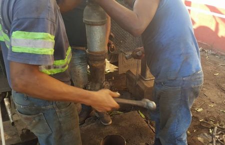En cada pozo se suministrarán 55 galones de hipoclorito de sodio para purificar el agua. / Foto: Facebook