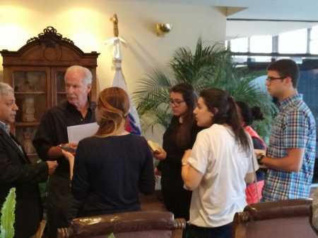 El alcalde Álvaro Arzú con los estudiantes universitarios, tras concluir la sesión del Concejo.