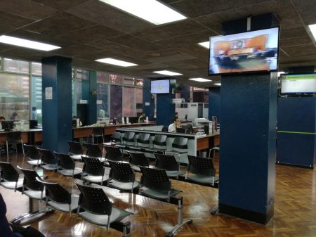 La Municipalidad habilitó una pantalla para que los vecinos puedan presenciar las sesiones del Concejo, en el primer nivel del edificio. Foto: Ojoconmipisto