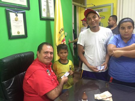 El alcalde Jorge Orellana en su oficina que funcionó como taquilla. Fuente: Facebook.