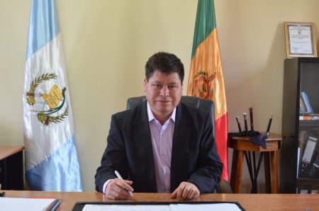 El alcalde Hugo Xec, en su despacho. Foto: Municipalidad
