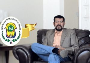 Miguel Ovalle, alcalde de Salcajá, asegura que el proyecto de gallinas ponedoras es autosostenible. (Foto: Facebook Municipalidad de Salcajá)