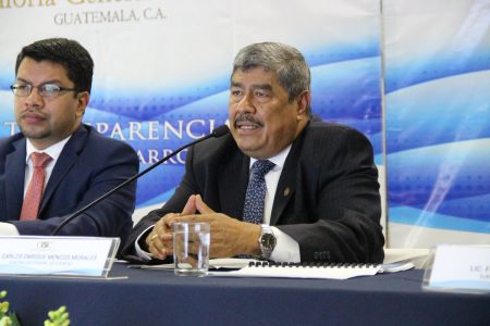 El contralor Carlos Mencos durante la conferencia de prensa. Foto: CGC