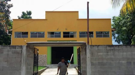 Fachada del salón que fue remozado.