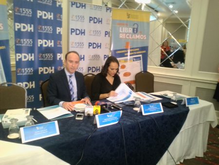 Jorge de León Duque, procurador de Derechos Humanos y Violeta Mazariegos durante la conferencia de prensa.