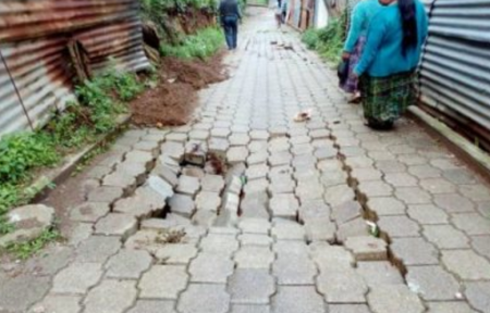 El adoquín, colocado el año pasado, se ha levantado ya en algunas calles de Sumpango.. Foto: Elsa Amanda Chiquito
