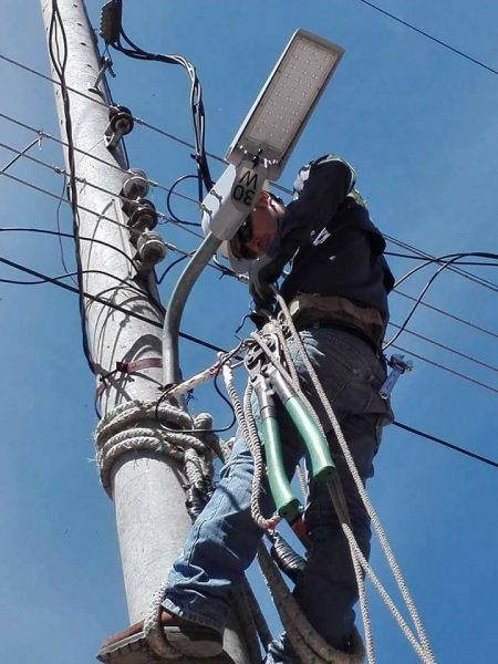 Empleados de Energuate instalan nuevas lámparas led en San Pedro Necta. Foto: Abner Abisaí Vásquez